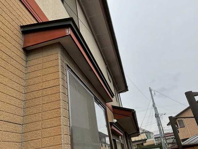 軒先と外壁の近景